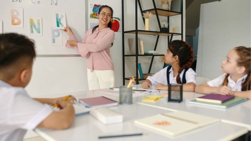 Thang điểm TOEIC: Cách tính, bảng quy đổi và ý nghĩa từng mức điểm 14 Thang điểm TOEIC 4 kỹ năng Listening Reading Speaking Writing