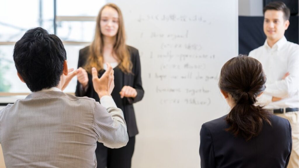 Tiếng Anh Giao Tiếp Cho Người Đi Làm Nên Học Thế Nào? 2 Ba bước bắt đầu học tiếng Anh giao tiếp cho người đi làm